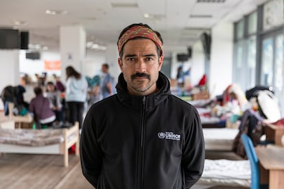El actor mexicano Alfonso Herrera, embajador de buena voluntad de Acnur desde 2020, visita el Lviv Arena, que acogió a desplazados internos ucranios en marzo de 2022.