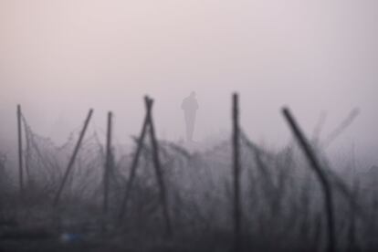 Un hombre camina entre la niebla en la ciudad de Pristina, en Kosovo. Pristina está catalogada como una de las ciudades que sufren peor calidad del aire en el mundo.