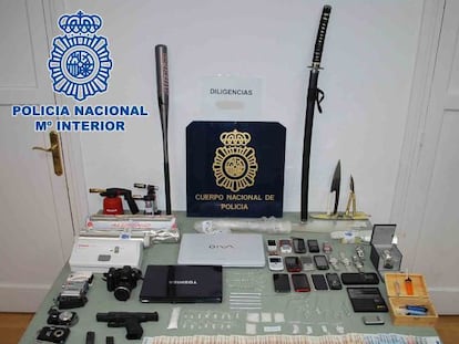 Art&iacute;culos decomisados de la banda de traficantes de la droga shab&uacute;.  