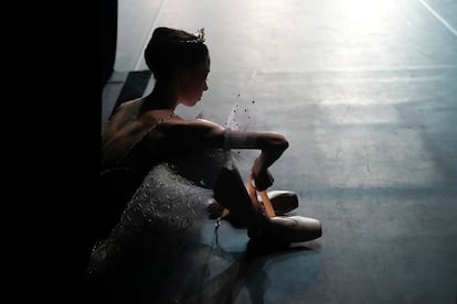 Una participante del 14º Concurso Internacional de Ballet se preparaba entre bastidores antes de actuar este jueves en el Nuevo Escenario del Teatro Bolshoi en Moscú (Rusia).