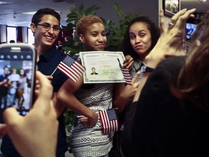 Una dominicana posa con sus amigos en Nueva York la semana pasada