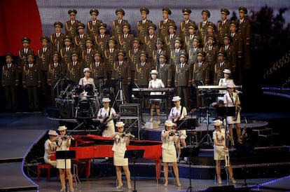 Los miembros de la banda Moranbong, el grupo femenino más popular de Corea del norte, formado por el líder Kim Jong-Un, durante un concierto donde los altos funcionarios, diplomáticos y periodistas extranjeros fueron invitados.