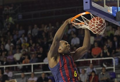 Dorsey ejecuta un mate ante el Baskonia.