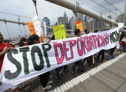 Un grupo de manifestantes hispanos protestan contra la ley de Arizona en Nueva York.