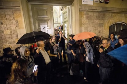 L'afluència de persones disposades a participar en el referèndum convocat per avui pel Govern ha començat a créixer davant dels col·legis i locals de Catalunya. A la imatge, ambient a l'institut Miquel Taradell de Barcelona.