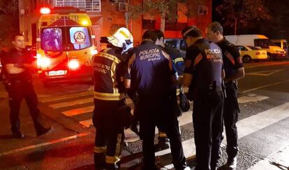 Bomberos del Ayuntamiento de Madrid trabajan en la extinción de un incendio.