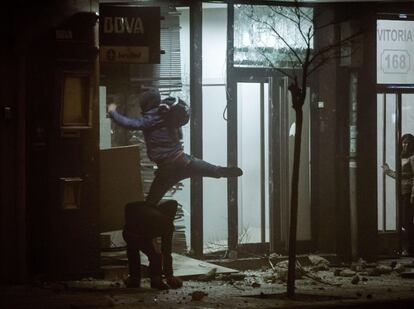 Madrugada del domingo 12 de enero. Un manifestante lanza piedras a la policía antidisturbios.