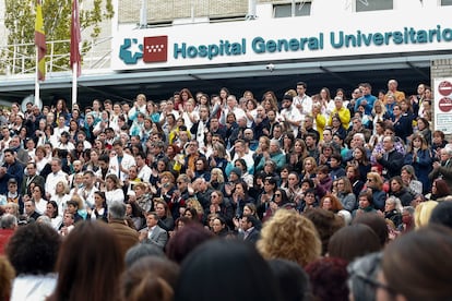 Una multitud se agrupa a las puertas del hospital Gregorio Marañón para realizar el minuto de silencio en homenaje a la mujer asesinada por estrangulamiento a manos de su pareja en Vallecas, el pasado 28 de noviembre, en Madrid.