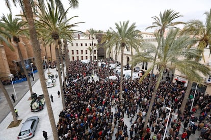 Numerosos vecinos y amigos concentrados en el exterior de la Catedral de Almería.