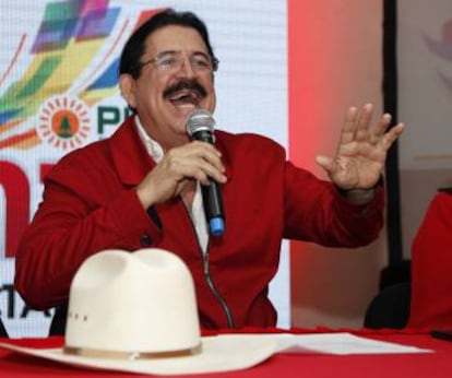 El expresidente Manuel Zelaya, este domingo