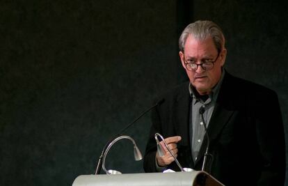 Paul Auster en su discurso sobre Edgar Allan Poe. 