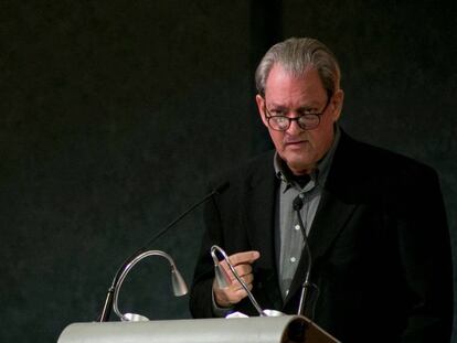 Paul Auster en su discurso sobre Edgar Allan Poe. 