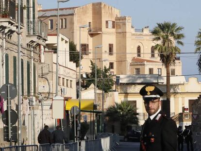 Un carabinero patrulla la zona junto al hotel Villa Igiea, donde se celebra la cita sobre Libia. 