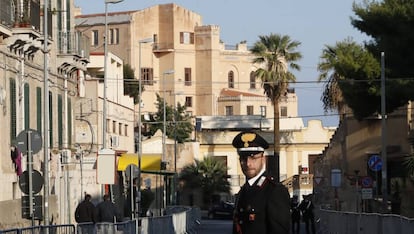 Un carabinero patrulla la zona junto al hotel Villa Igiea, donde se celebra la cita sobre Libia. 