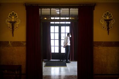 Un acomodador con mascarilla espera en una de las puertas de acceso del teatro Lope de Vega. La apertura del espacio se produce solo 30 minutos antes del inicio del espectáculo.