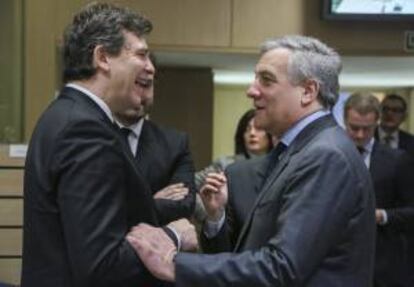 El ministro de Industria francs, Arnaud Montebourg (i), conversa con el vicepresidente de la Comisin Europea y comisario de Industria y Emprendimiento, Antonio Tajani, a su llegada al consejo europeo de Competitividad que se celebra en la sede del Consejo Europeo, en Bruselas (Blgica) hoy, jueves 20 de febrero de 2014.