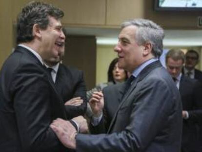 El ministro de Industria francés, Arnaud Montebourg (i), conversa con el vicepresidente de la Comisión Europea y comisario de Industria y Emprendimiento, Antonio Tajani, a su llegada al consejo europeo de Competitividad que se celebra en la sede del Consejo Europeo, en Bruselas (Bélgica) hoy, jueves 20 de febrero de 2014.