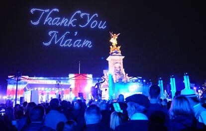 Un dron pintó sobre el cielo del palacio de Buckingham las palabas "Gracias, señora", la noche del 4 de junio de 2022 en Londres.