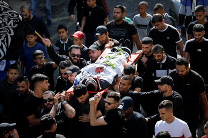 Funeral de uno de los siete palestinos que murieron en una redada israelí en Cisjordania. La comitiva le traslada al cementerio en el campamento de Tulkram.