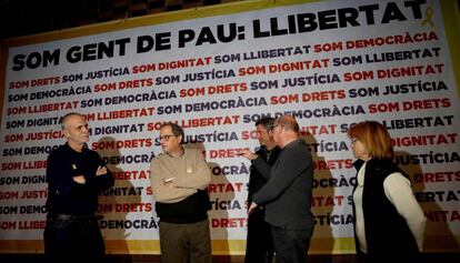 Quim Torra, el segon per l'esquerra, abans de l'inici d'un dejuni de 48 hores.