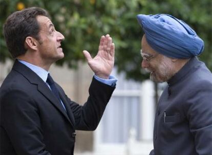 Nicolas Sarkozy (izquierda) saluda al primer ministro indio, Manmohan Singh, en el Elíseo.