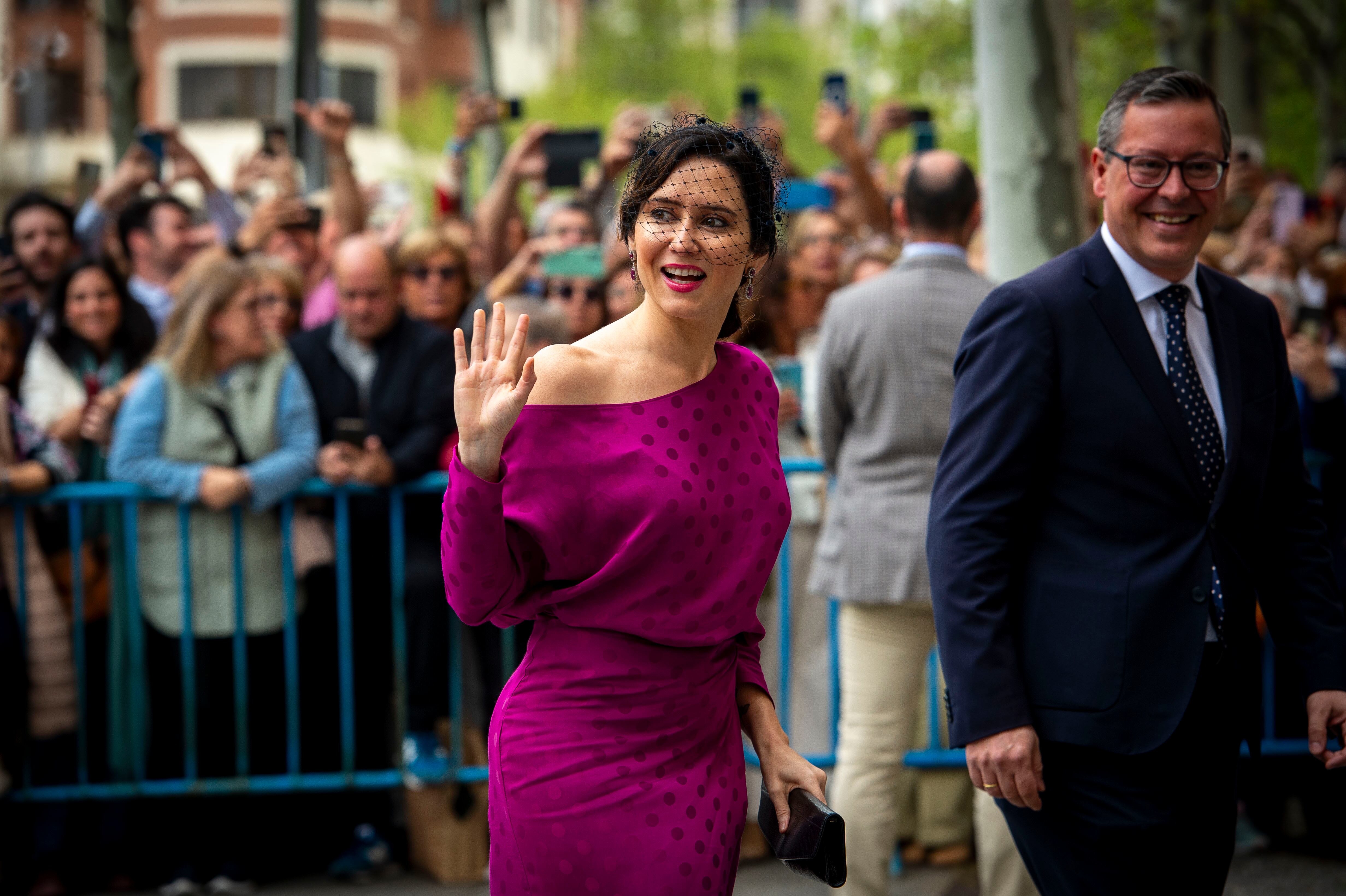 La presidenta de la Comunidad de Madrid, Isabel Díaz Ayuso, acompañada de Alfonso Serrano, secretario general del PP madrileño.