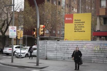 Los carteles institucionales de la L9 en Zona Franca chocan con los de los vecinos.