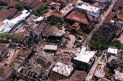 Aspecto de la zona en la que estalló el coche bomba que destruyó el centro turístico de Kuta, en la isla de Bali.