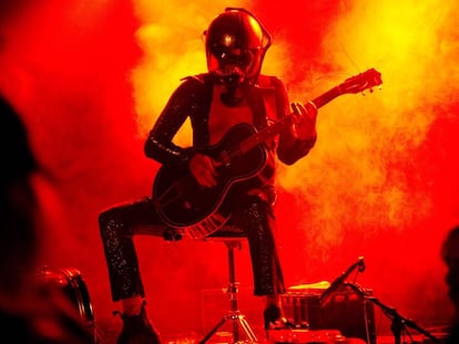 El desquiciado 'bluesman' que actúa con un casco de moto en la cabeza
