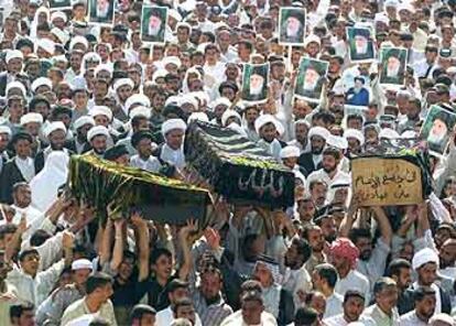 Imagen del multitudiario funeral en Nayaf.