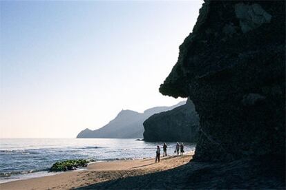 La gran roca que flanquea la playa de Mónsul brinda un refugio ideal para protegerse del sol.