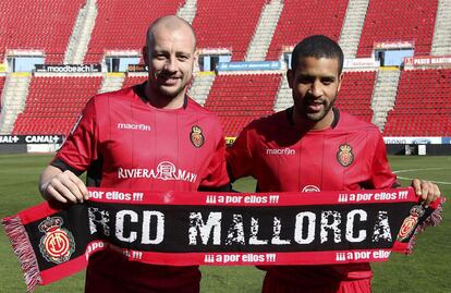 El centrocampista argentino procedente del Sampdoria Fernando Tissone (derecha) y el defensa escocés Alan Hutton (Aston Villa), durante su presentación como nuevos jugadores del Mallorca.