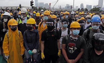 Manifestantes con cascos y máscaras, este miércoles en Hong Kong.