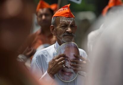 Un seguidor de Bharatiya Janata Party (BJP) durante una protesta contra la Comisión Electoral en Nueva Delhi, India.