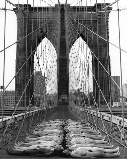 Una bella imagen del puente de Brooklyn, en Nueva York, en este caso en blanco y negro.