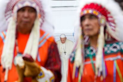 El papa Francisco, detrás de dos jefes indígenas el lunes en Maskwacis, durante su visita por Canadá.