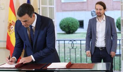 El presidente del Gobierno, Pedro Sánchez (i), y el secretario general de Podemos, Pablo Iglesias, durante la firma hoy en el Palacio de la Moncloa del acuerdo sobre el proyecto de ley de presupuestos para 2019.