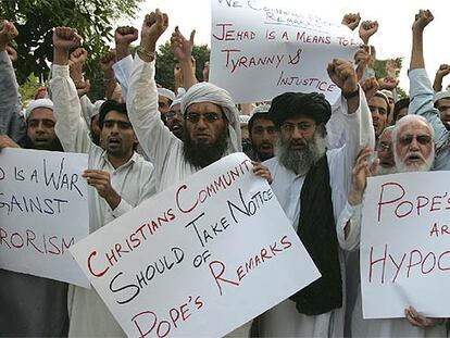 Musulmanes paquistaníes se manifiestan con pancartas contra las declaraciones del Papa, ayer en las calles de Islamabad .