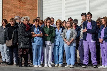 Los compañeros del Hospital de Cruces de a Silvia, la mujer asesinada en la localidad cántabra de Castro Urdiales, donde residía, la recordaban el viernes con una concentración delante del centro. 
