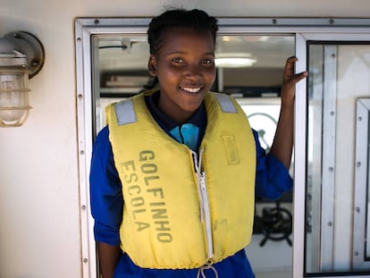 Elsica Agostinho Atabel, de 19 años, es de las pocas mujeres que estudia navegación y pesca.