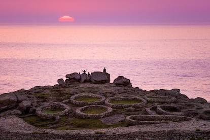 Area Longa, Porto do Son (A Coruña). Los habitantes del castro de Baroña, datado entre el siglo III antes de Cristo y el I de nuestra era, no le hacían ascos a la magnífica playa de Area Longa, si nos atenemos al arqueólogo responsable de las excavaciones, Tito Concheiro, que recientemente ha desvelado una muralla en el recinto superior del poblado. “De la actividad ‘marisqueira’ de los galaicos dan buena prueba varios concheros, y están documentadas las actividades pesqueras y la utilización prehistórica de algas como abono”, cuenta. Por ello, es de notar la concentración de yodo imperante, garantía de intensos bronceados. Detrás del bar O Castro parte el sendero que conduce en 10 minutos a este enclave bordeado por pinares tapizados de helechos, de tradición nudista a la par que surfista. El oleaje, de respeto, solo admite a quienes bracean con desenvoltura.
