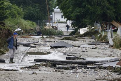 Un hombre observa una carretera destruida en la pequeña ciudad alemana de Simbach am Inn, el 2 de junio.