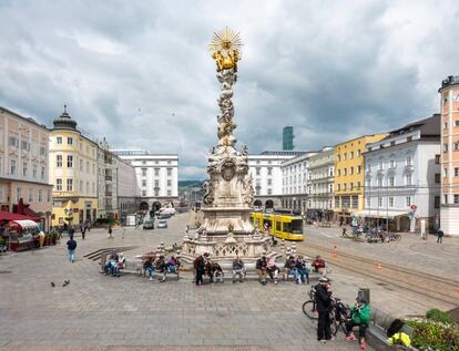 La columna de la Santísima Trinidad en la plaza Mayor de Linz.