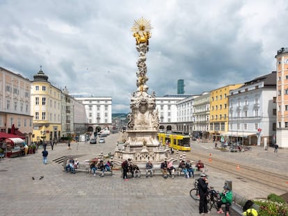 La columna de la Santísima Trinidad en la plaza Mayor de Linz.