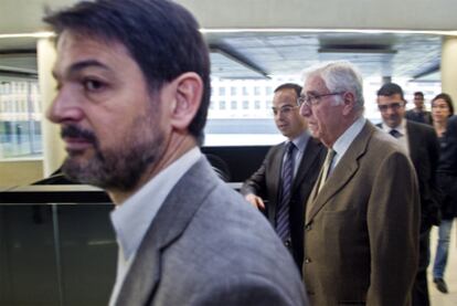 Oriol Pujol y el diputado Jordi Turull (centro) acompañan a Daniel Osácar (derecha) a declarar al juzgado en Barcelona.