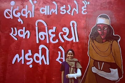Simeen Anjum, de 23 años, es conocida en India por sus grafitis y obras de arte en lugares como Shaheen Bagh (al sureste de Nueva Delhi), donde en diciembre de 2019 se produjeron protestas contra la represión policial de estudiantes. El mural de la imagen es un retrato de Aishe Ghosh, activista estudiantil que fue atacada supuestamente por su implicación en estas movilizaciones. En India, donde las mujeres musulmanas han sido objeto de constantes ataques, esta estudiante de Bellas Artes se arriesga cada día en su lucha por la visibilidad. Anjum se describe a sí misma como una "artista de la práctica social" y considera el arte como medio de resistencia: "Transmite el mensaje de una manera eficaz. El arte ha sido una fuerte herramienta de resistencia a lo largo de la historia", reflexiona.