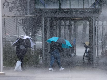 People walk in the rain as the remnants of Tropical Storm Ophelia bring flooding across the mid-Atlantic and Northeast, in New York City, U.S., September 29, 2023.