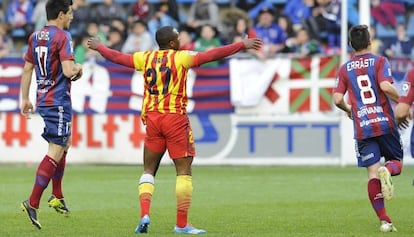 El jugador del Barça B Adama protesta en una jugada del encuentro contra el Eibar este sábado en Ipurua. 