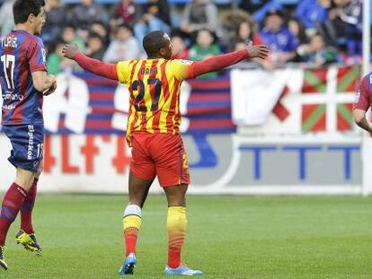 El jugador del Barça B Adama protesta en una jugada del encuentro contra el Eibar este sábado en Ipurua. 