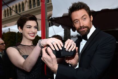 Anne Hathaway (en la imagen con Hugh Jackman) se llevó el premio de Mejor Actriz Secundaria por su interpretación en Los Miserables.